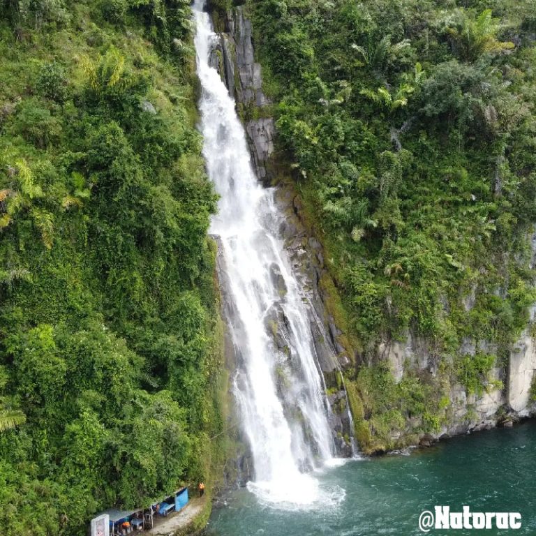 air terjun Danau Toba